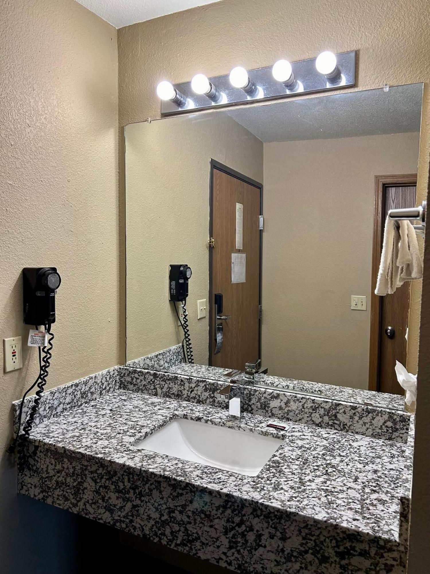 Super 8 By Wyndham Platte City Kansas City Area Exteriör bild